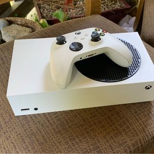 SERIOUS BUYERS ONLY
Comes With Power Cable and HDMI and Controller